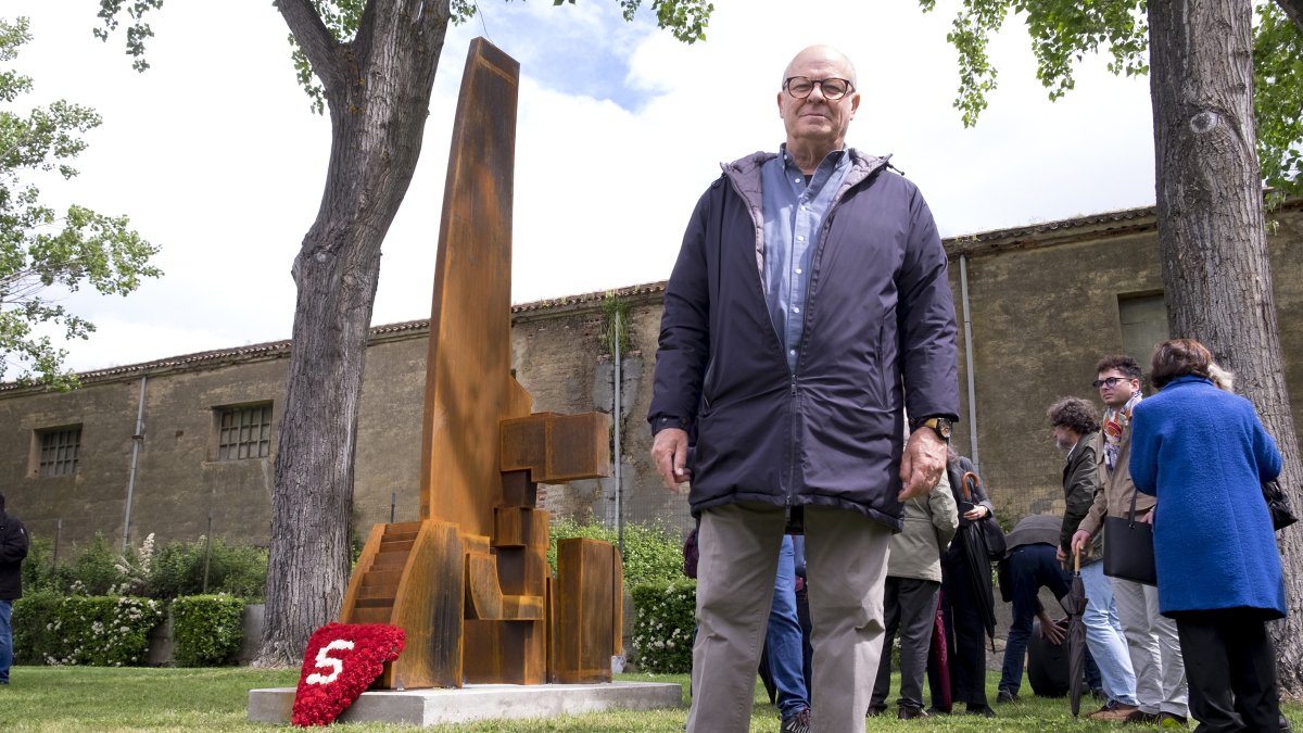 El alcalde de Salamanca, Carlos Carbayo y el escultor Ignacio Villar, participan en el acto de homenaje a los salmantinos víctimas del Holocausto