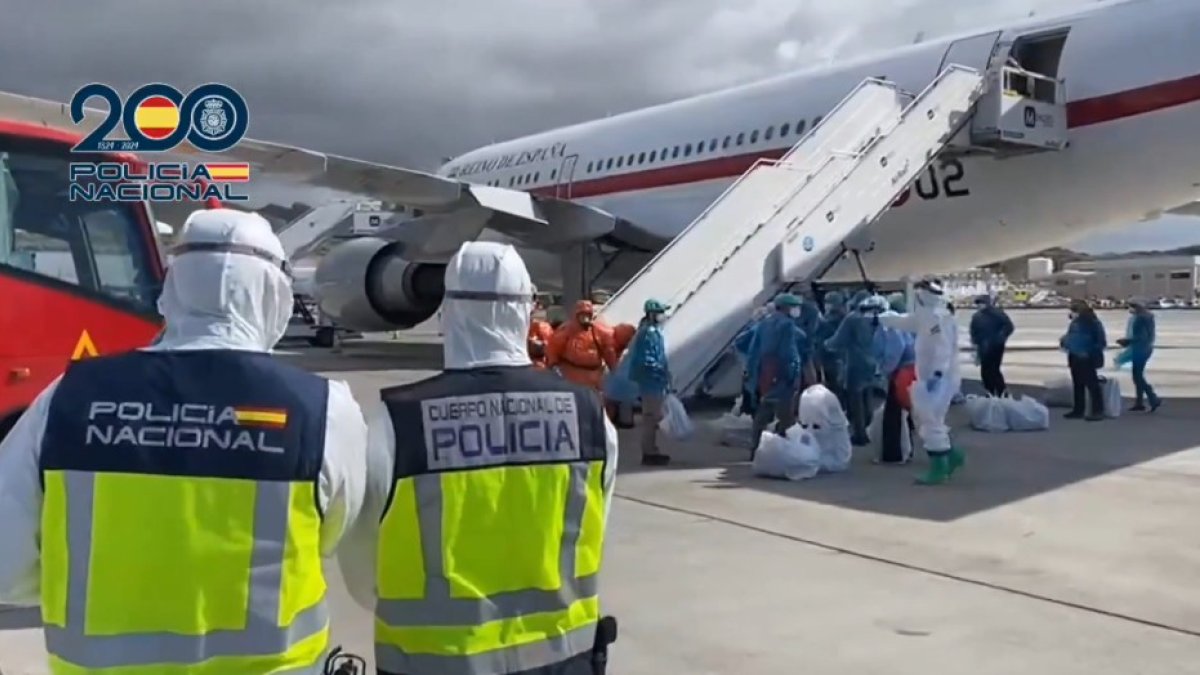Los 14 pasajeros españoles del MV Hondius, entre ellos un burgalés, en el avión rumbo a Madrid