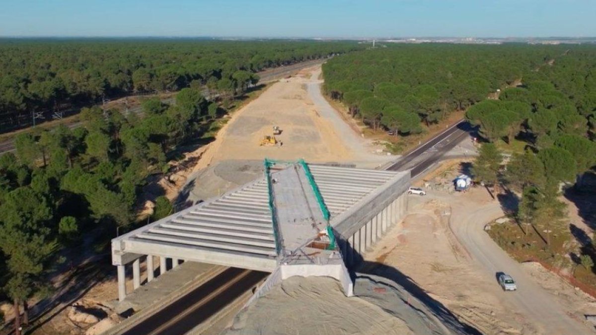 Uno de los pasos elevados que se encuentra en obras de la U de Olmedo