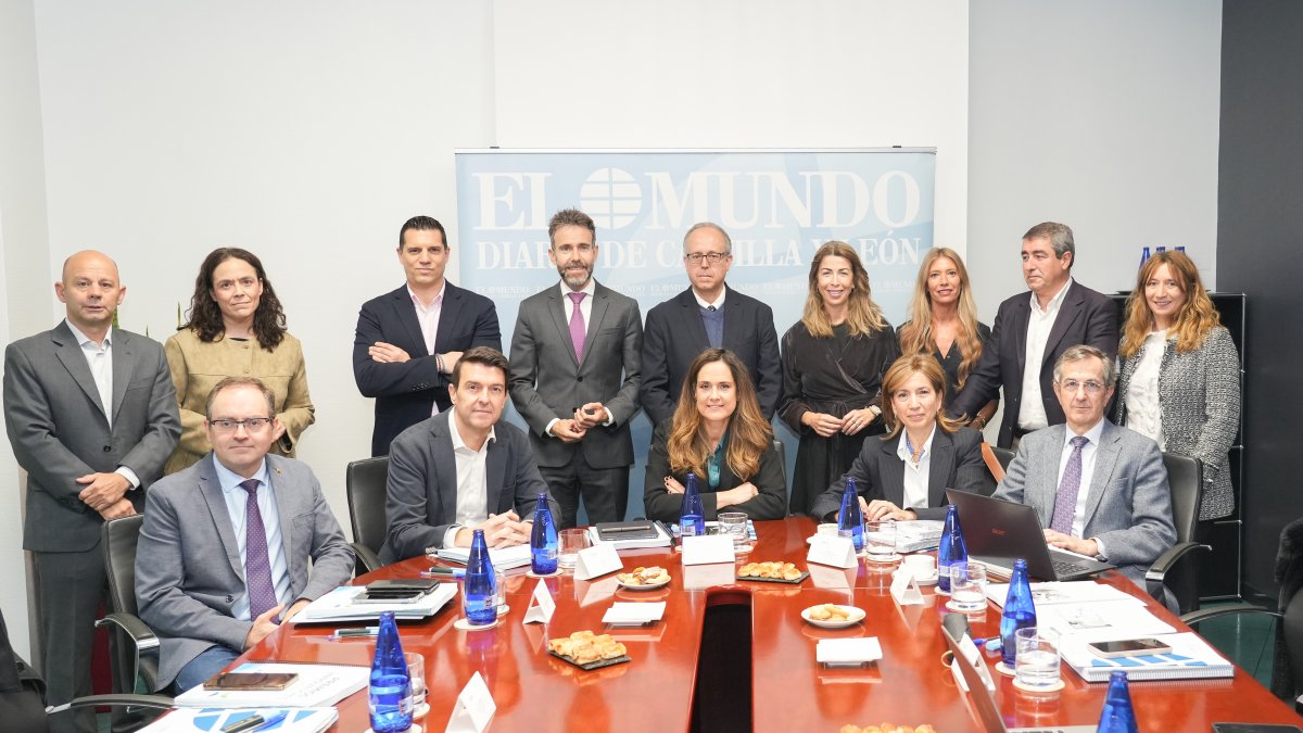 De pie: Pablo Gómez (director de la Fundación Intras), Elisa Gutiérrez (directora de instituciones de Caixabank), Raúl Grande (responsable Enterprise Vodafone), David García (rector de la UEMC), José Mateos (vicerrector de Investigación de la USAL), Sandra Martínez (directora general adjunta de Iberaval), Silvia Herrero (directora de comunicación de Iberdrola), Pablo Lago (director de El Mundo de Castilla y León) y Alicia Iglesias. Sentados: Félix Barrio (director general de Incibe), Vicente Ruiz (director adjunto de El Mundo), Adriana Ulibarri (editora de El Mundo de Castilla y León), Rosa Cuesta (directora de Política Económica y Competitividad de la Junta), Alberto Caballero (director gerente de la Fundación del ICSCyL)