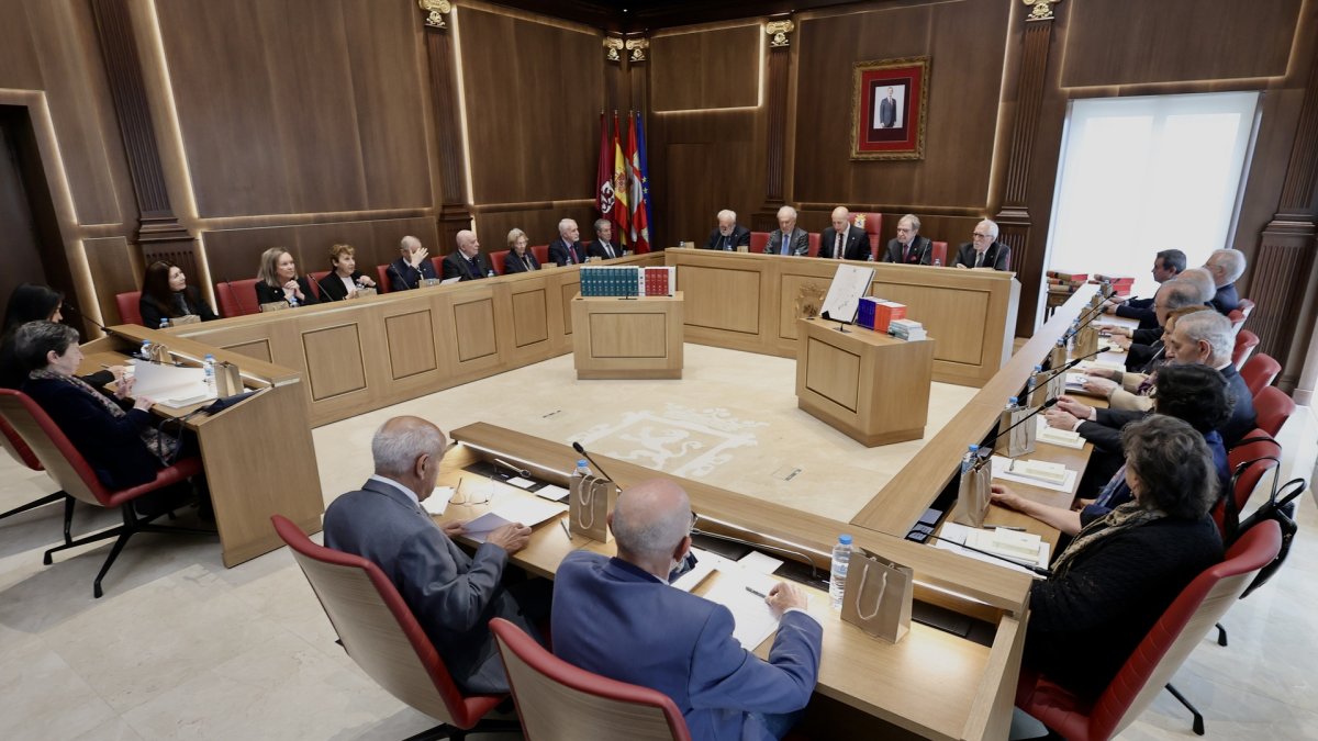 La Real Academia Española celebra un pleno extraordinario público en León.