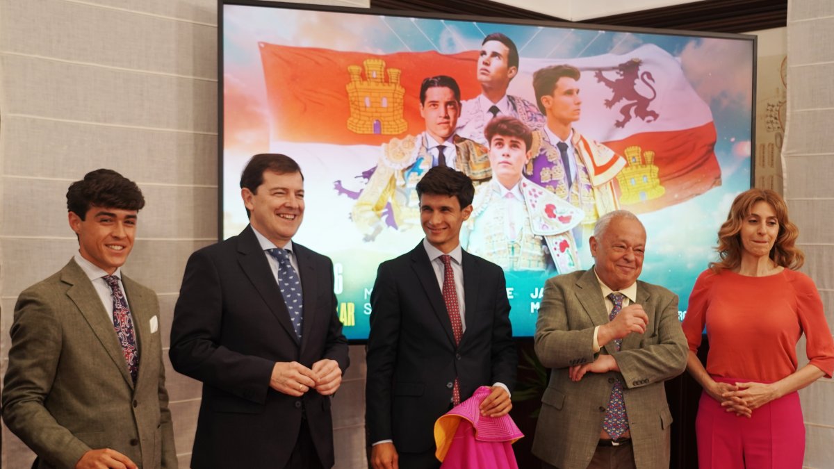 El presidente de la Junta de Castilla y León, Alfonso Fernández Mañueco, recibe a los jóvenes toreros alternantes en la I Corrida de la Oportunidad de Castilla y León.