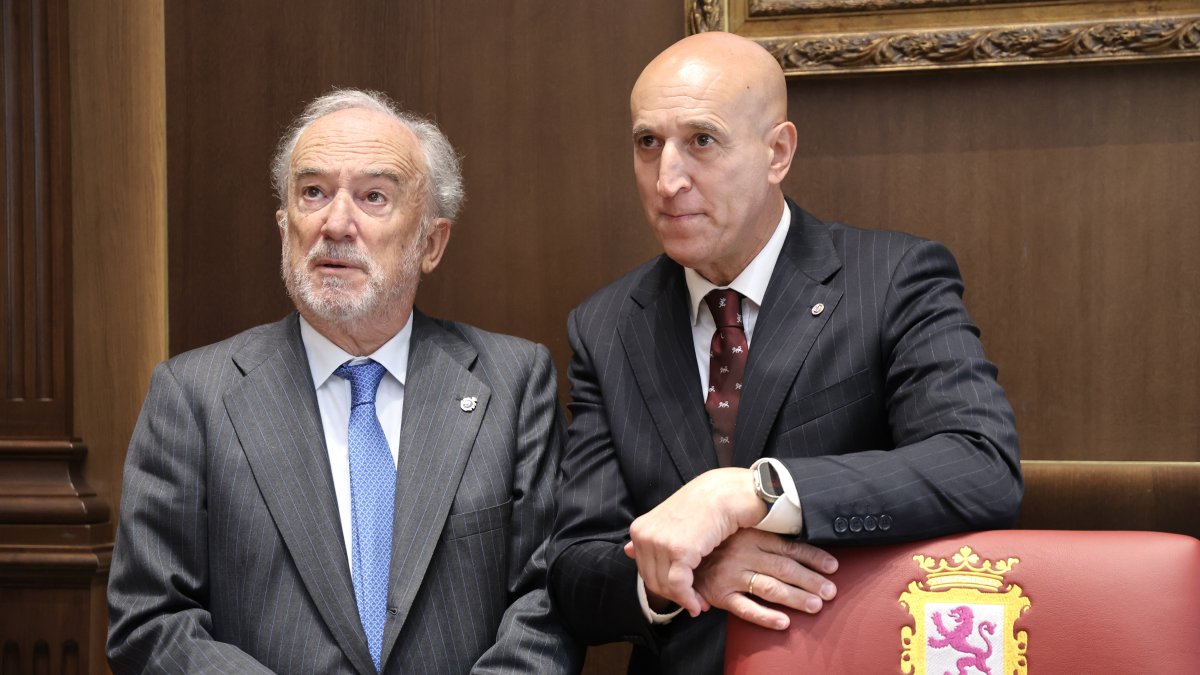 La Corporación Municipal recibe a los académicos de la Real Academia Española minutos antes de celebrar un pleno extraordinario público en León.