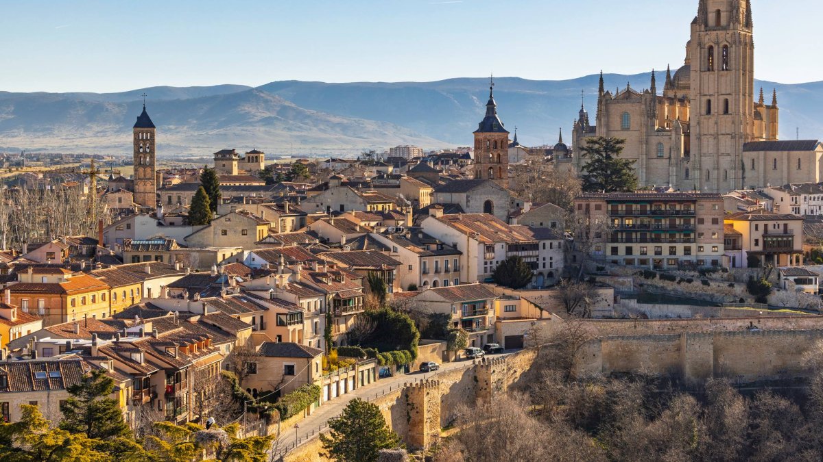 Panorámica de Segovia en una jornada de cielos despejados, con la Catedral y el casco histórico como protagonistas del paisaje castellano.
Segovia, Castila y Leon, Spain - January 16, 2025