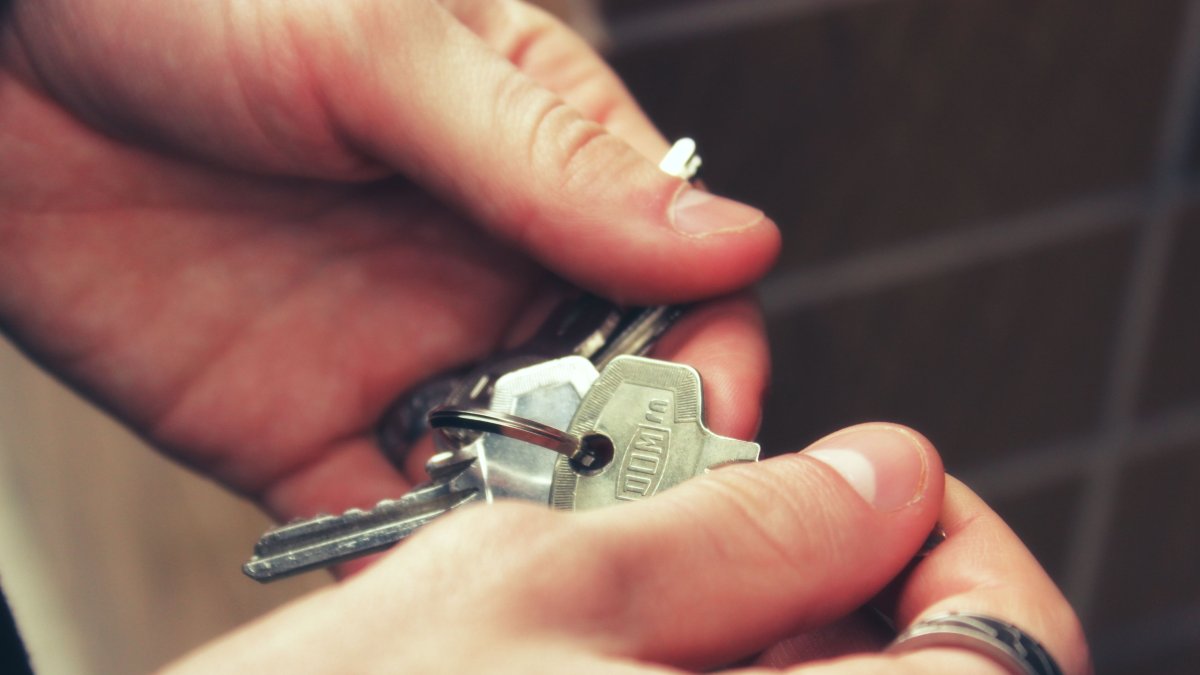 Un joven usa las llaves de su vivienda