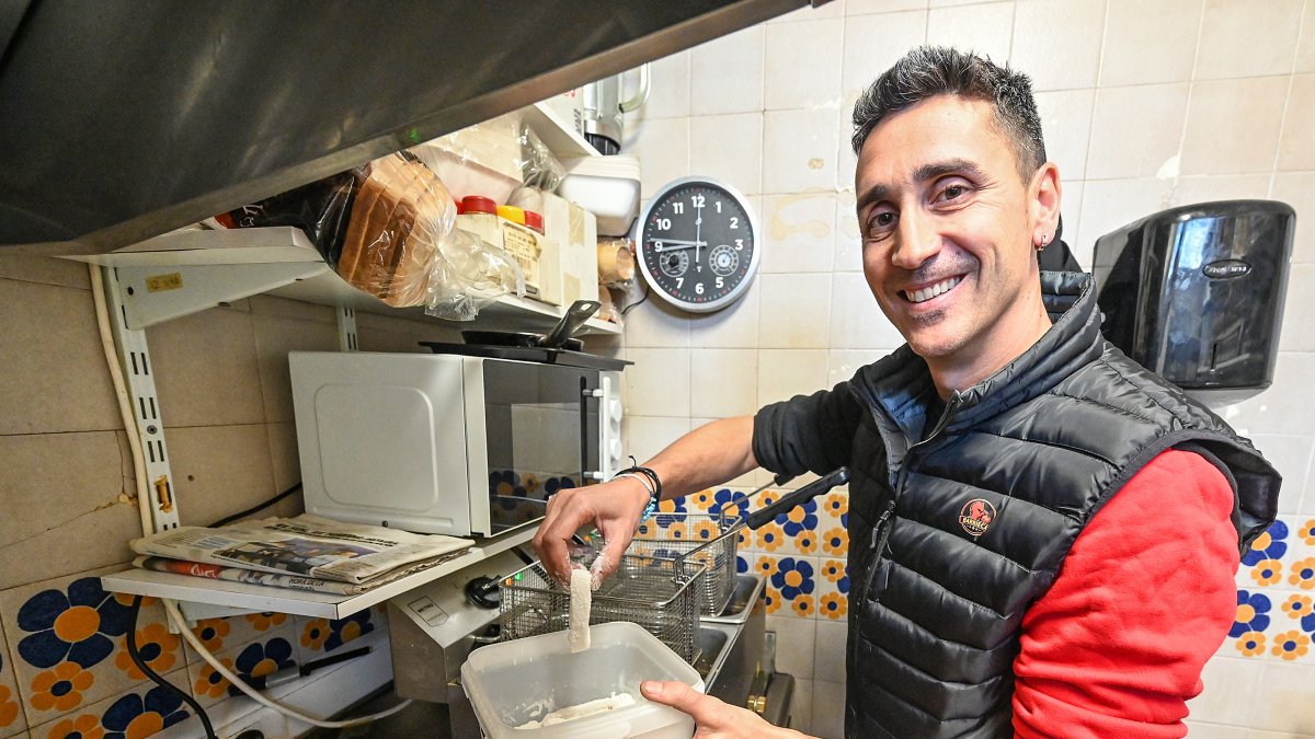 Jorge Villegas, en el bar de la Peña San Vicente, donde tiene una carta 100% sin gluten.