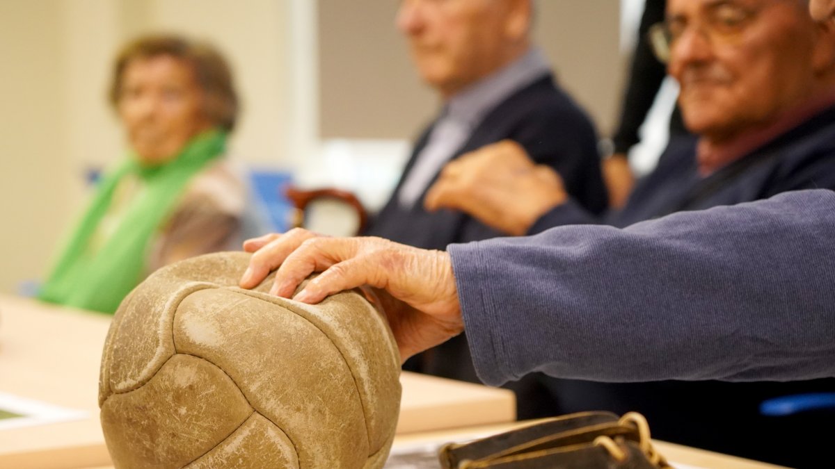 Taller de personas mayores para ejercitar los recuerdos a través del fútbol, en la residencia Domus de Arroyo de la Encomienda (Valladolid)