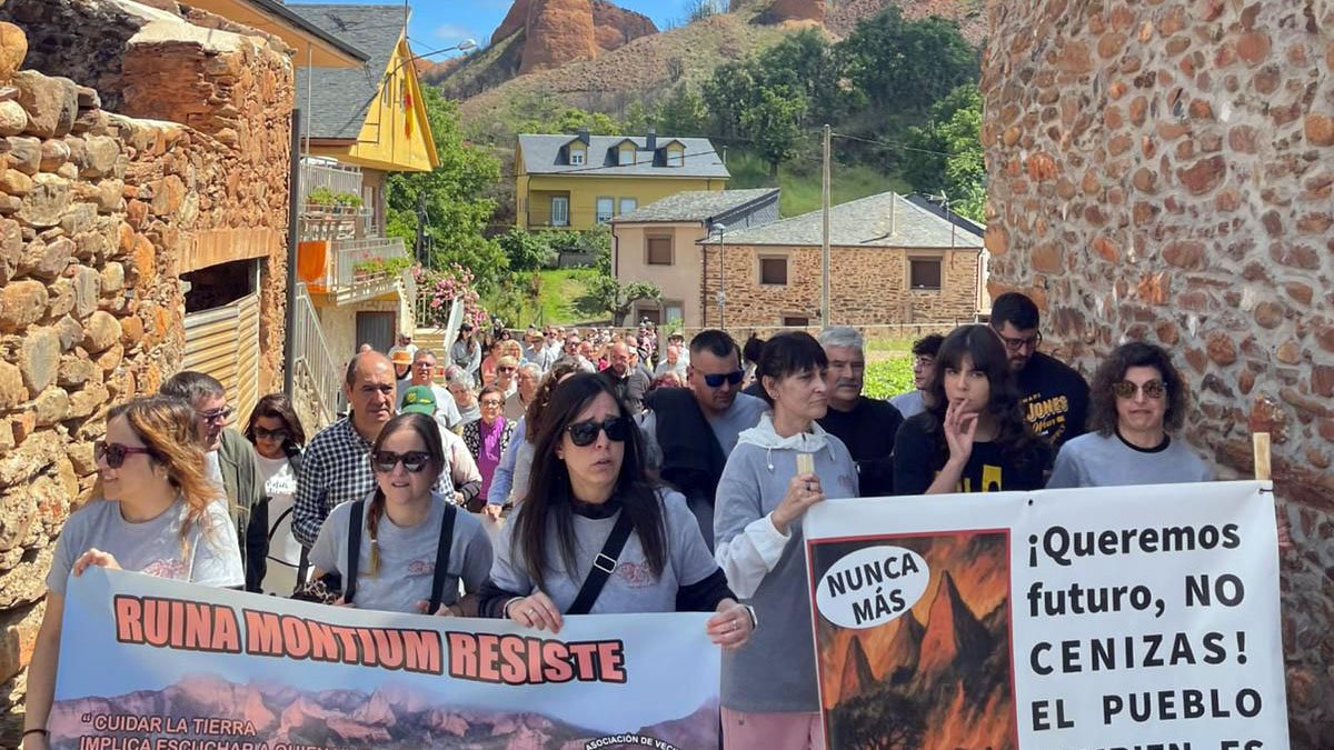 Vecinos de Médulas y alrededores en la puesta bajo el lema ‘Ruina Montiun resiste’.