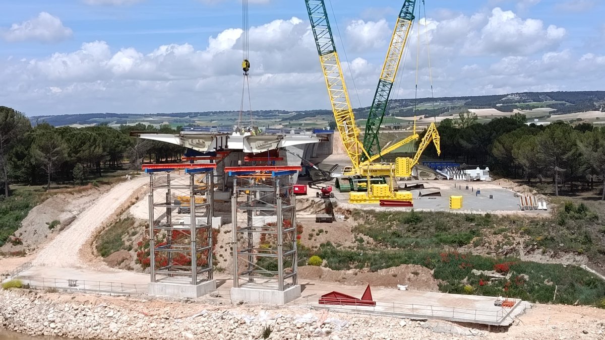 Obras de la autovía A-11, una de las infraestructuras que reclama el pacto de gobierno de Castilla y León.