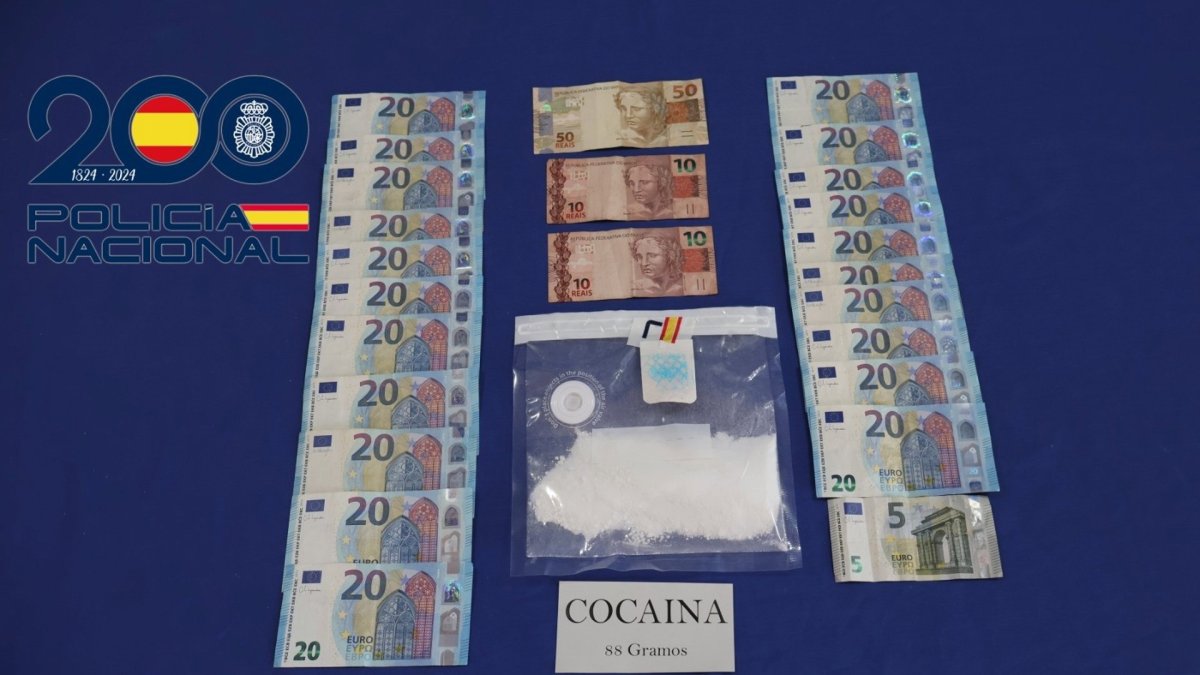 Dinero y droga incautada a la joven que viajaba en el autobús con destino a Madrid.