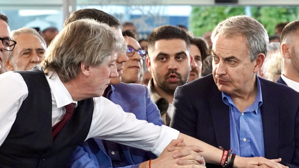 Carlos Martínez conversa con Zapatero en el acto de final de la campaña de las autonómicas en Valladolid.