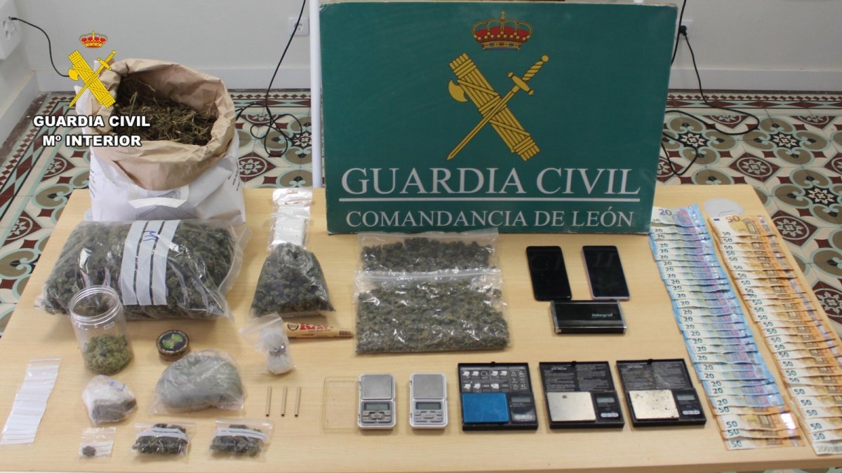 Intervenidos 2,8 kilos de droga en una operación que se salda con un detenido y una investigada en Astorga (León).