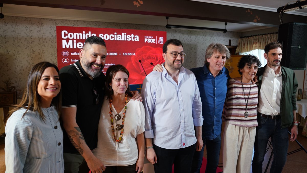 El secretario general del PSOE de Castilla y León, Carlos Martínez, participa en la Fiesta de la Rosa organizada en Mieres por el PSOE de Asturias