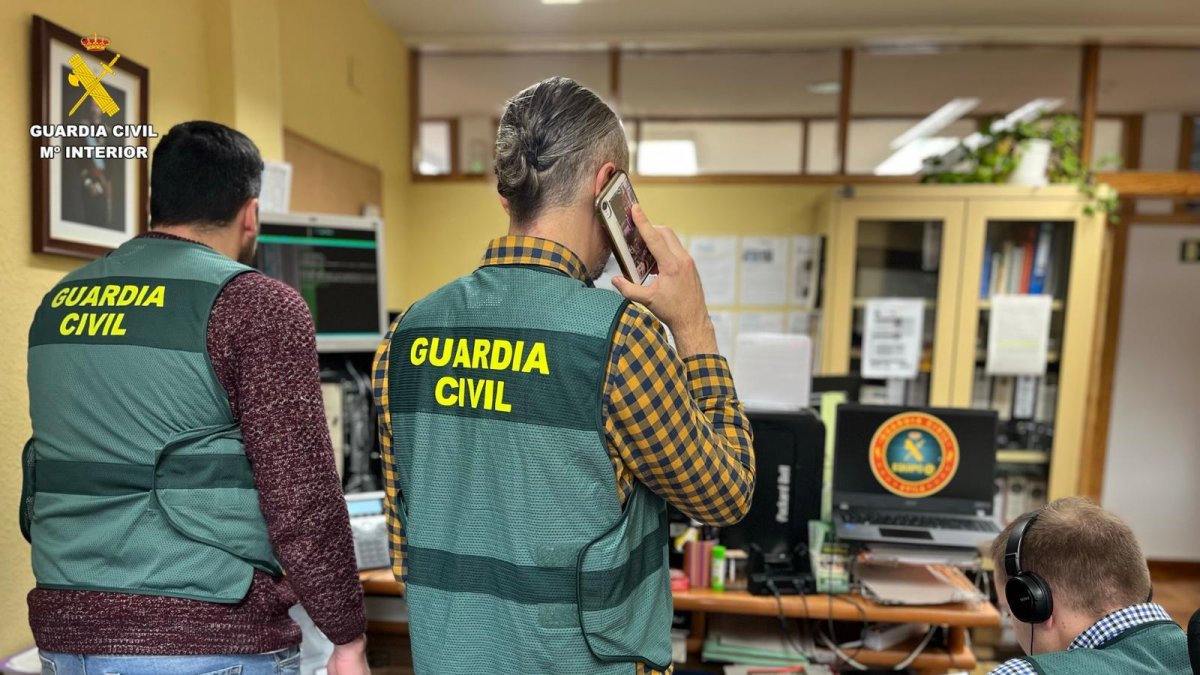 Varios agentes de la Guardia Civil