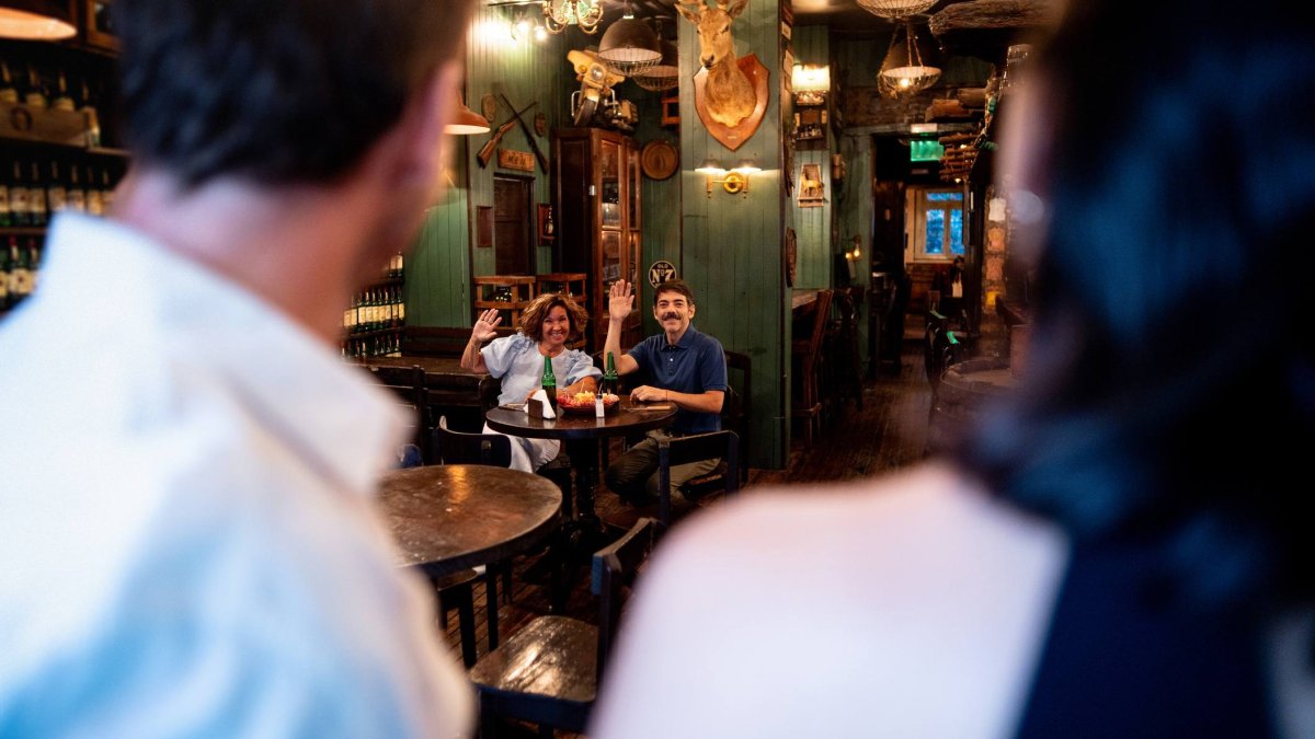 La entrada en un bar suele convertirse en un pequeño ejercicio de observación del entorno y reconocimiento social antes de elegir dónde sentarse.