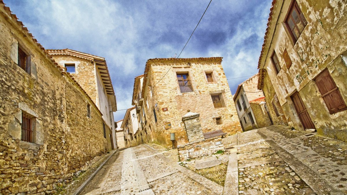 Las calles de piedra y el ritmo pausado forman parte del encanto de algunos pueblos de montaña de Soria, donde el tiempo parece avanzar más despacio.