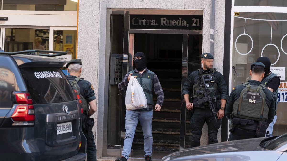 Operacion del GAR de la Guardia Civil en carretera de rueda 21.