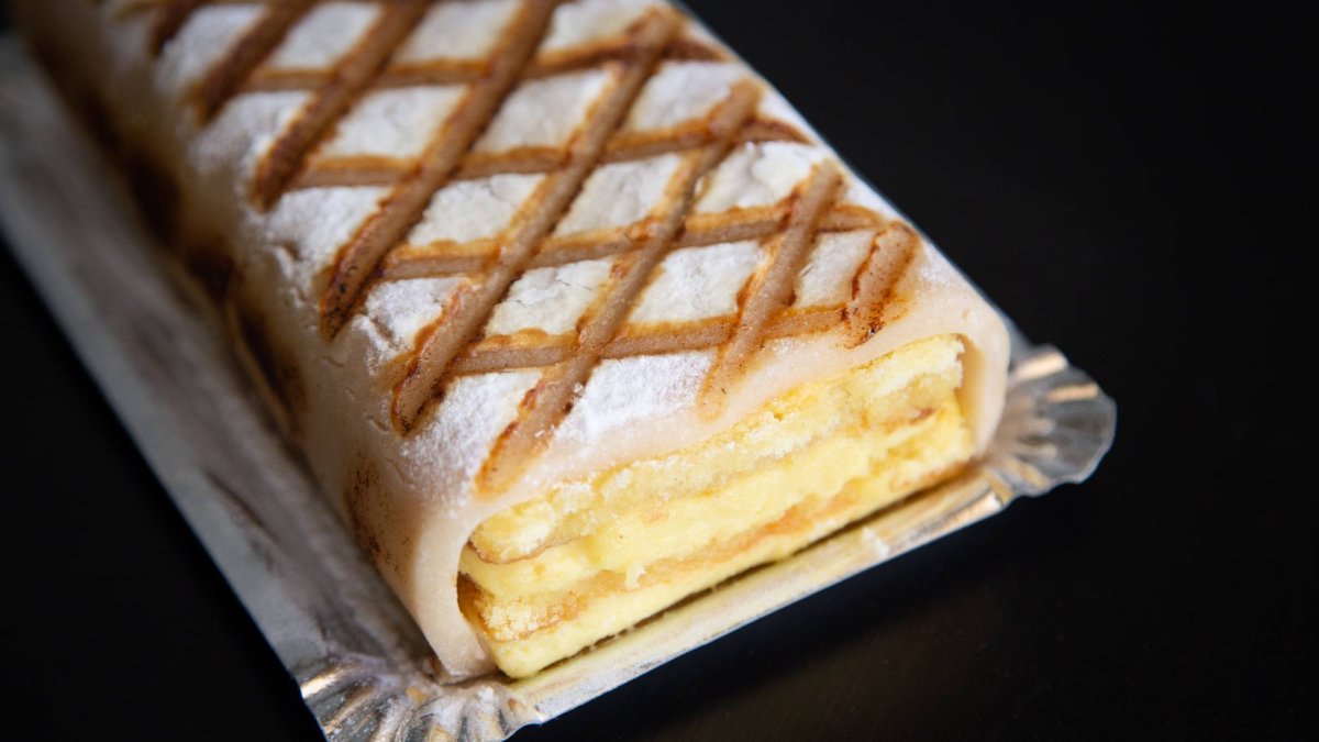 El ponche segoviano combina bizcocho, crema pastelera y mazapán en uno de los postres más tradicionales de Segovia, reconocible por su acabado geométrico tostado.