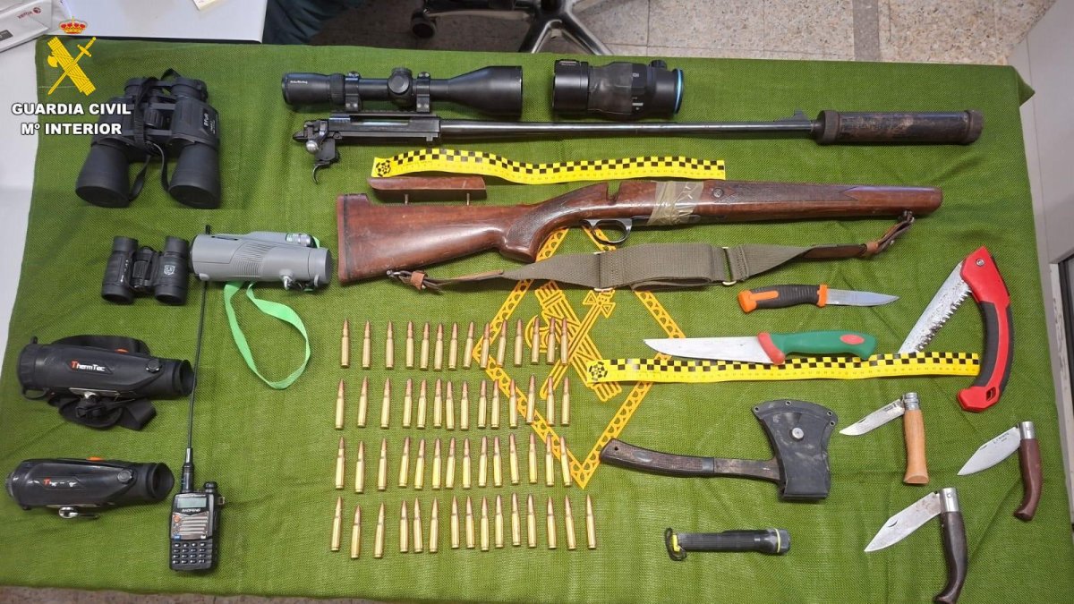 Armas escondidas dentro del vehículo de los detenidos
