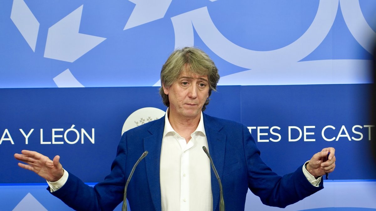 El secretario general del PSOE de Castilla y León, Carlos Martínez, en las Cortes