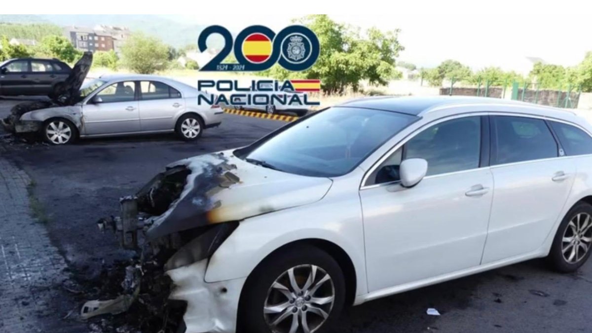 Uno de los vehículos incendiados en Ponferrada
