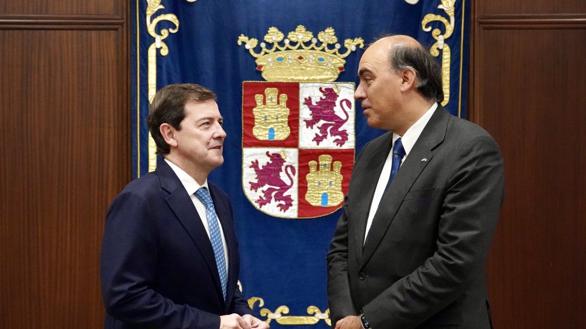 El presidente de la Junta de Castilla y León, Alfonso Fernández Mañueco, recibe al embajador de Argentina, Wenceslao Bunge Sarabia.