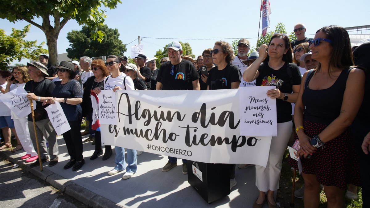 Concentración ‘Tú decides, callar no cura’, convocada por la plataforma OncoBierzo frente al hospital El Bierzo de Ponferrada