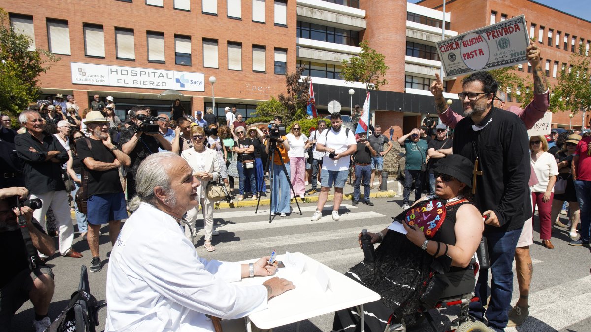 Concentración ‘Tú decides, callar no cura’, convocada por la plataforma OncoBierzo frente al hospital El Bierzo de Ponferrada el pasado mes de mayo