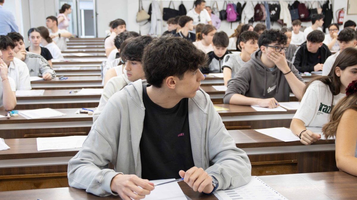Examen de la pasada edición de la PAU en el distrito de Salamanca.