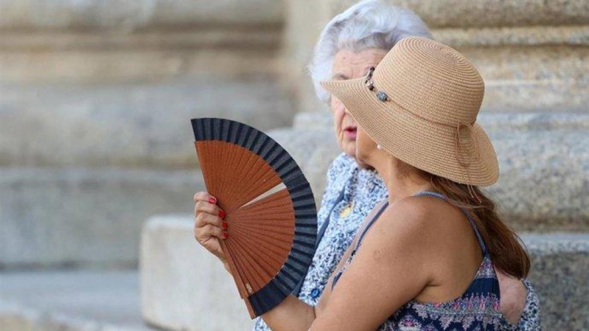 Una mujer se abanica para paliar el sofocante calor, en una imagen de archivo