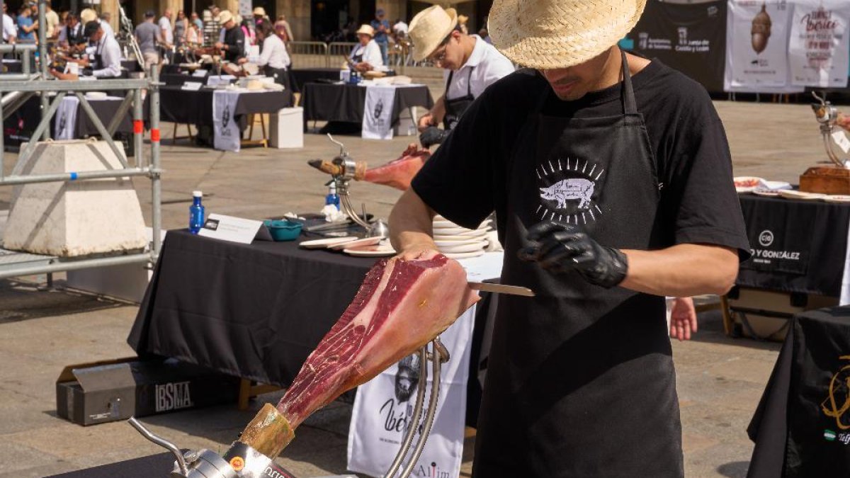 Cortador de jamón en la plaza Mayor de Salamanca.
