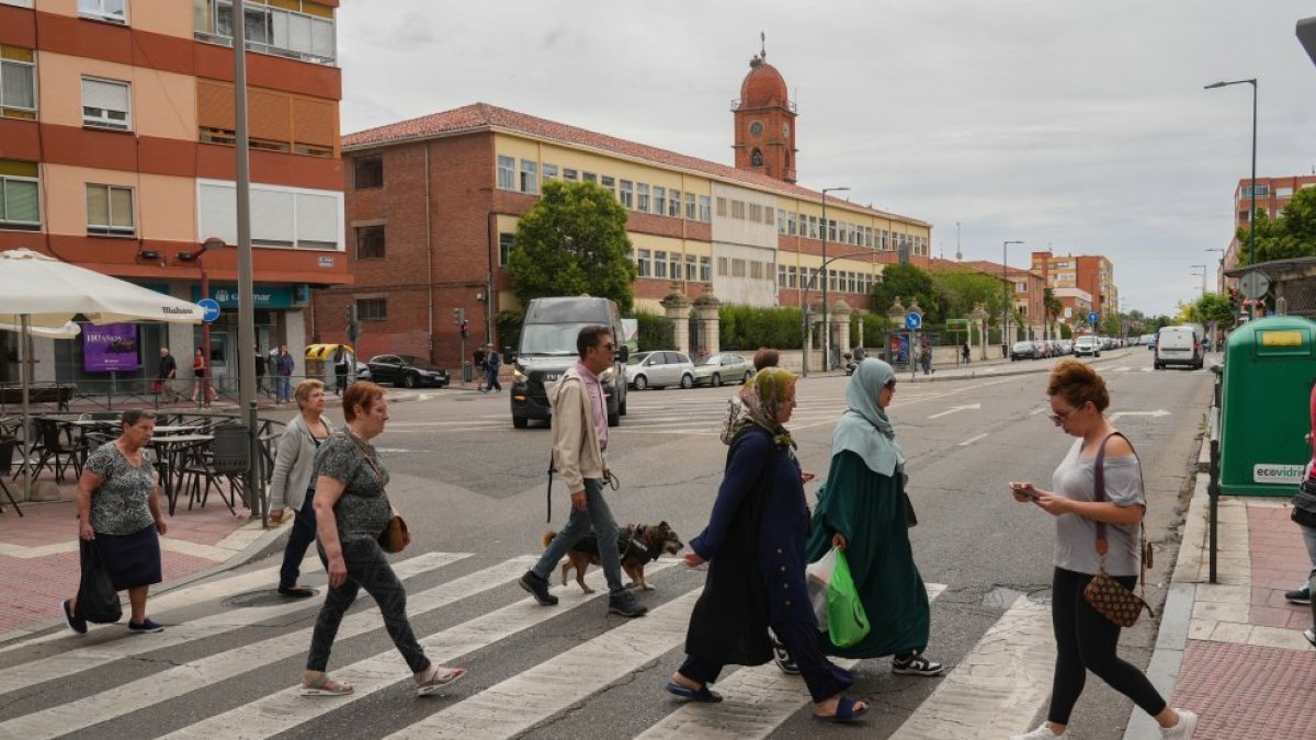 Varias personas cruzan un paso de peatones en la ciudad de Valladolid.