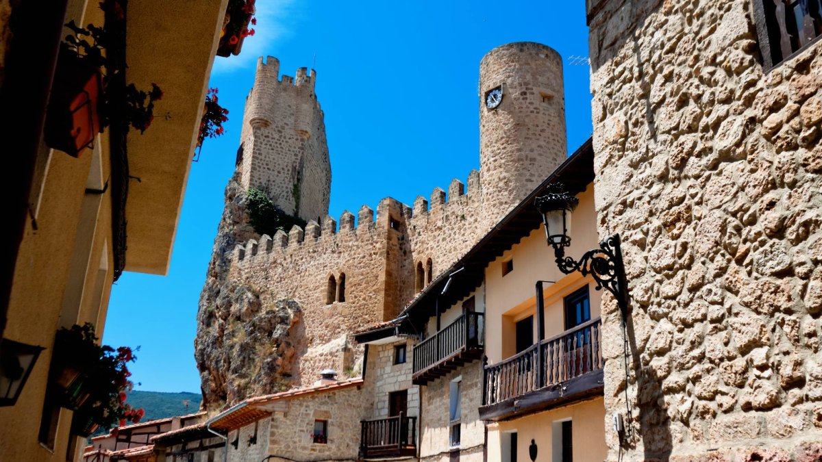 El castillo de los Velasco corona Frías desde lo alto del peñón, una de las imágenes más fotografiadas de esta ciudad medieval de Burgos.