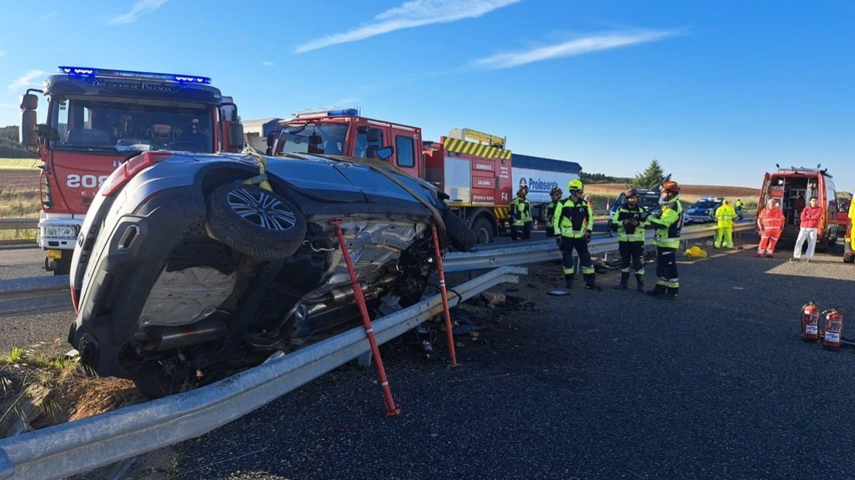 Vehículo siniestrado en la A-67 en Herrera de Pisuerga (Palencia). 