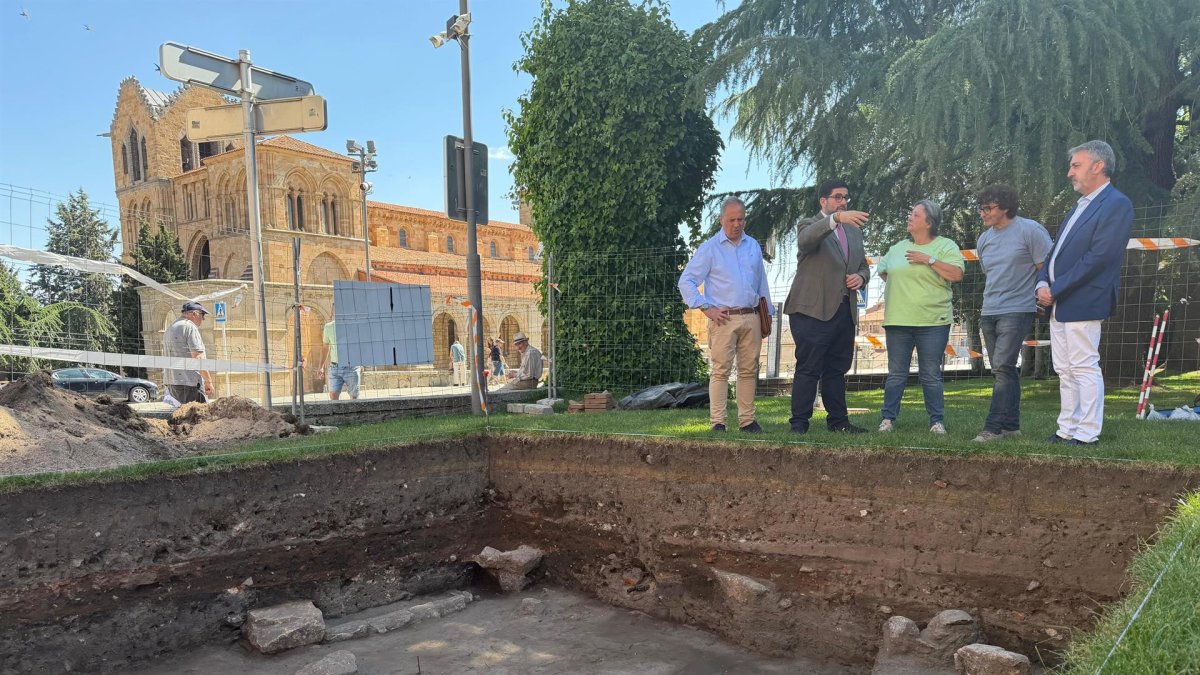 El alcalde de Ávila, Jesús Manuel Sánchez Cabrera, visita las excavaciones junto al Arco de San Vicente.