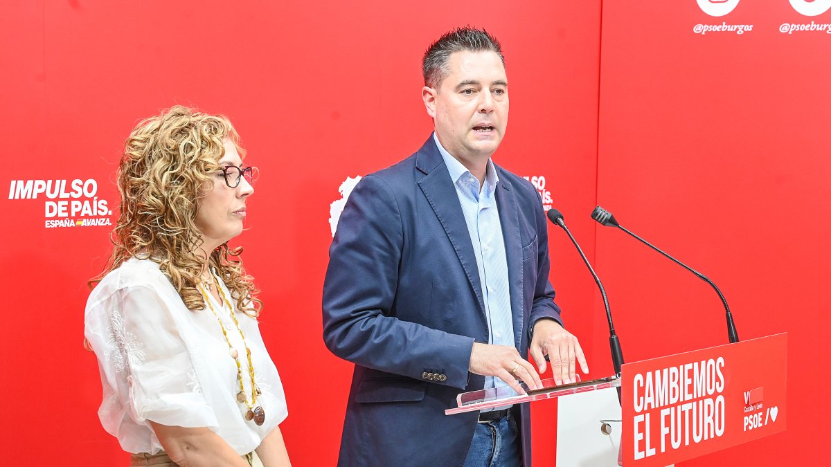 El procurador socialista de Burgos, Daniel de la Rosa, y la procuradora socialista por Burgos, Virginia Jiménez.