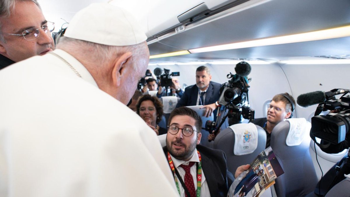 El fotógrafo de prensa palentino, Daniel Ibañez Gutierrez, junto al Papa León XIV