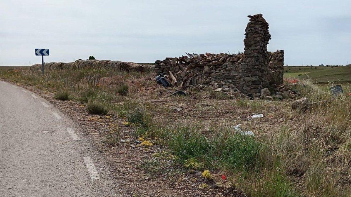 Lugar del accidente en Pinilla del Campo (Soria), en el que aún se apreciaban algunos restos del vehículo.