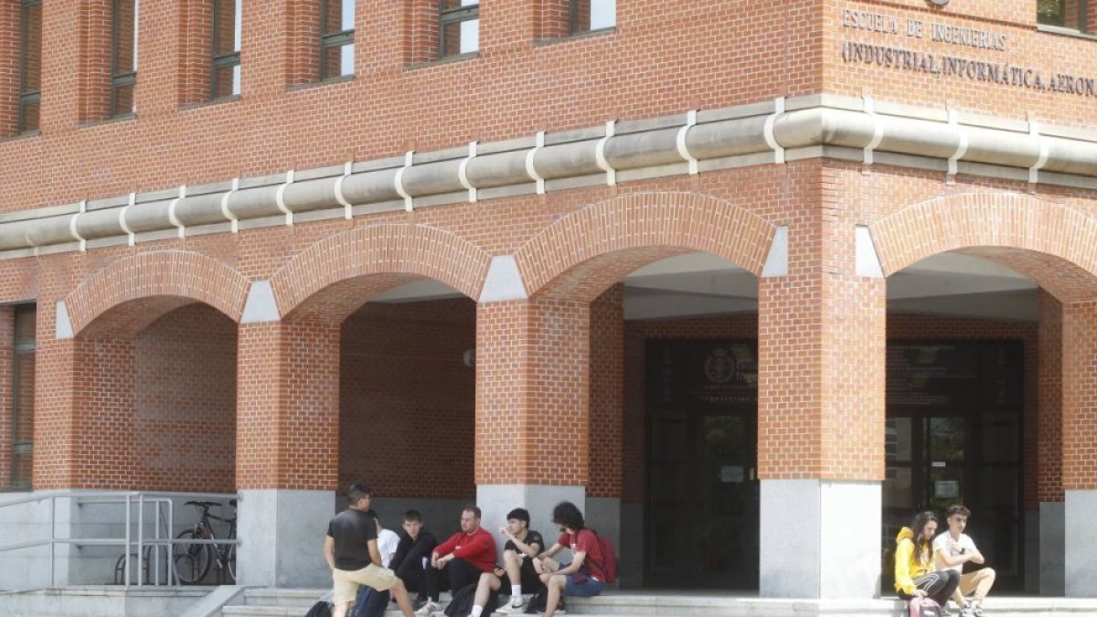 Alumnos ante una de las facultades de la Universidad de León.