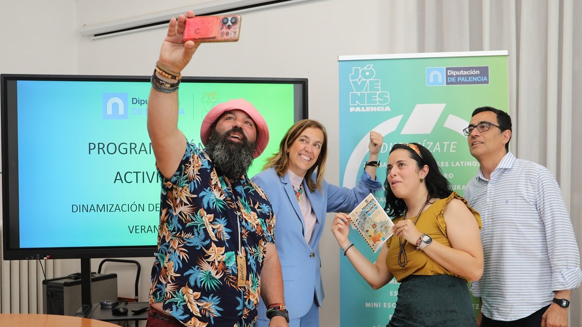 La presidenta de la Diputación, Ángeles Armisén, presenta el plan de juventud para este verano.