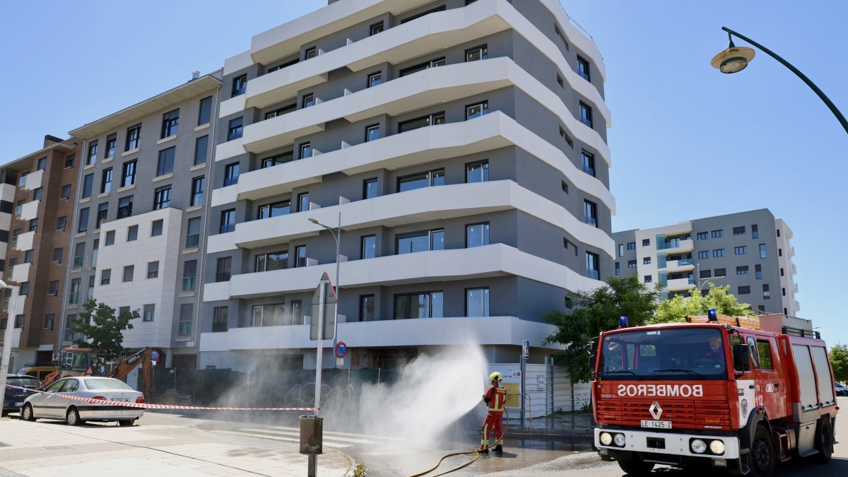 Fuga de gas originada por una excavadora en una obra en la calle Miguel Cordero del Campillo, que ha obligado a cortar la calle Joaquín González Vecín de León