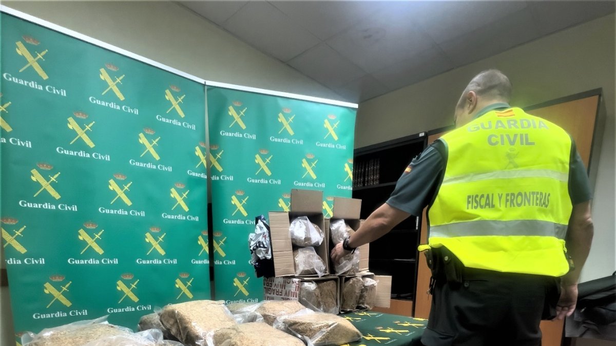 Imagen de la Guardia Civil de las bolsas de los 20 kilos de picadura de tabaco incautados
