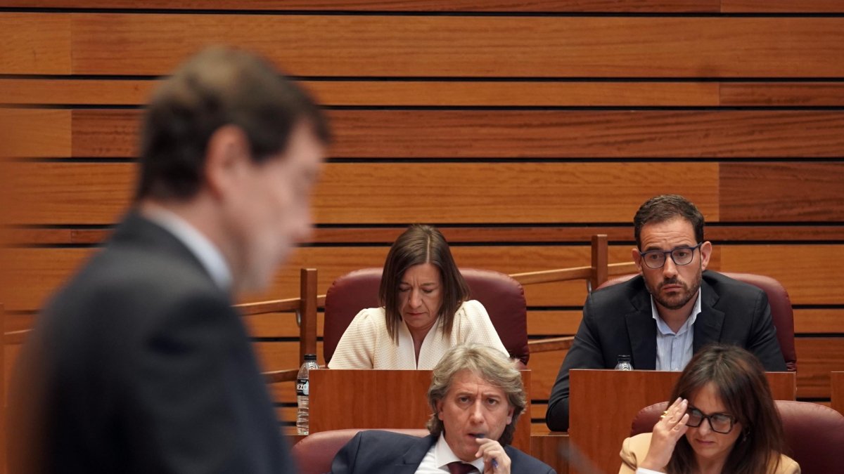 Alfonso Fernández Mañueco, con Carlos Martínez al fondo.-ICAL