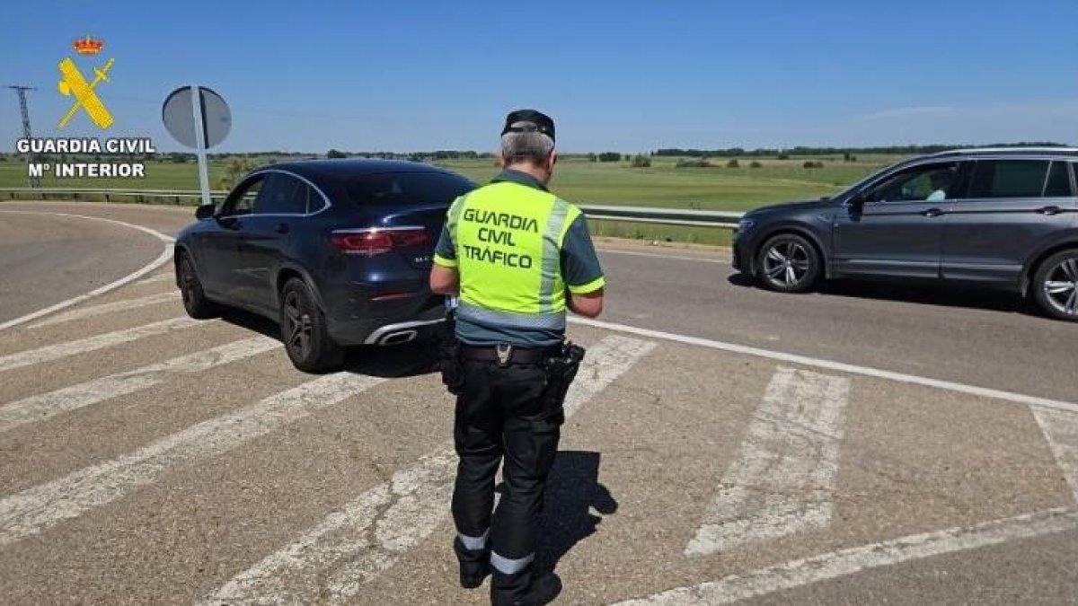 Un agente de la Guardia Civil de Tráfico en un control de velocidad.