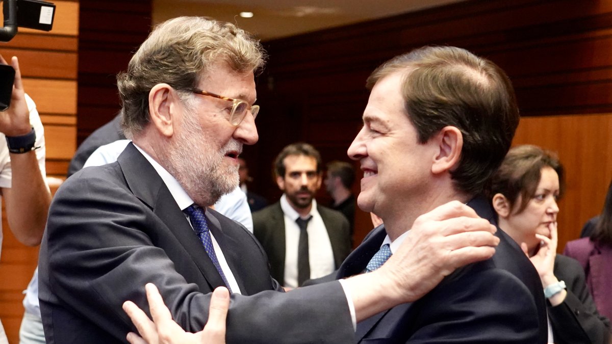 Mariano Rajoy felicita a Alfonso Fernández Mañueco tras la toma de posesión