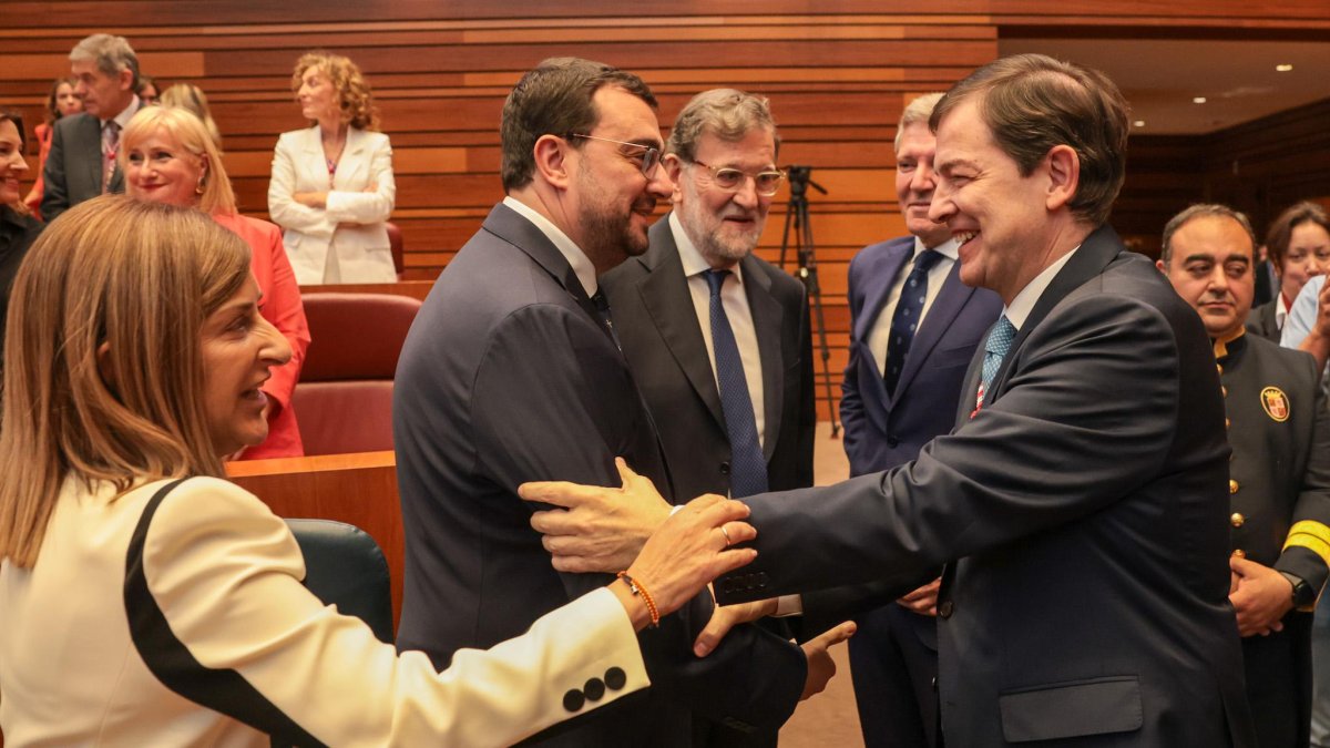 Adrián Barbón felicita al Alfonso Fernández Mañueco, en presencia de Mariano Rajoy, la presidenta de Cantabria y el de Galicia.