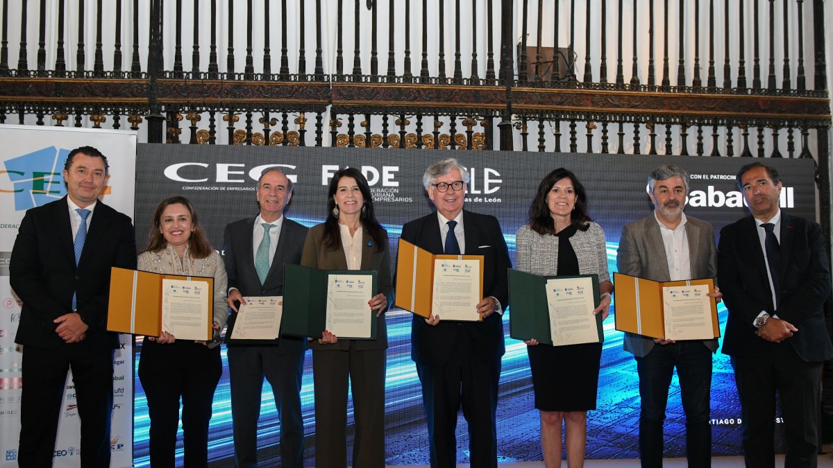 Representantes de los gobiernos de Galicia, Asturias y Castilla y León, junto a las patronales empresariales de las tres comunidades.