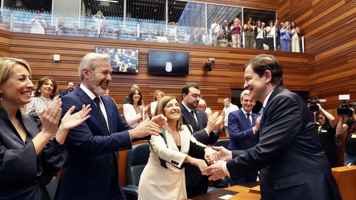 Los presidentes de Extremadura, Aragón, Cantabria, Asturias y Galicia aplauden a Mañueco tras su investidura en las Cortes.