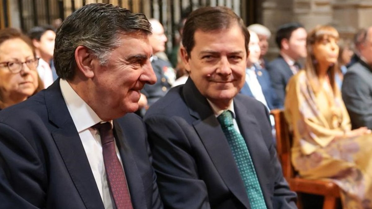 Alfonso Fernández Mañueco junto a José Antonio Bermúdez de Castro, este viernes en Salamanca.