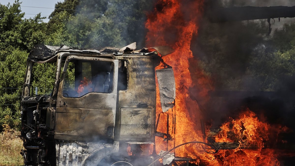 El incendio de un camión obliga a cortar la A-62 a la altura de La Fuente de San Esteban.
